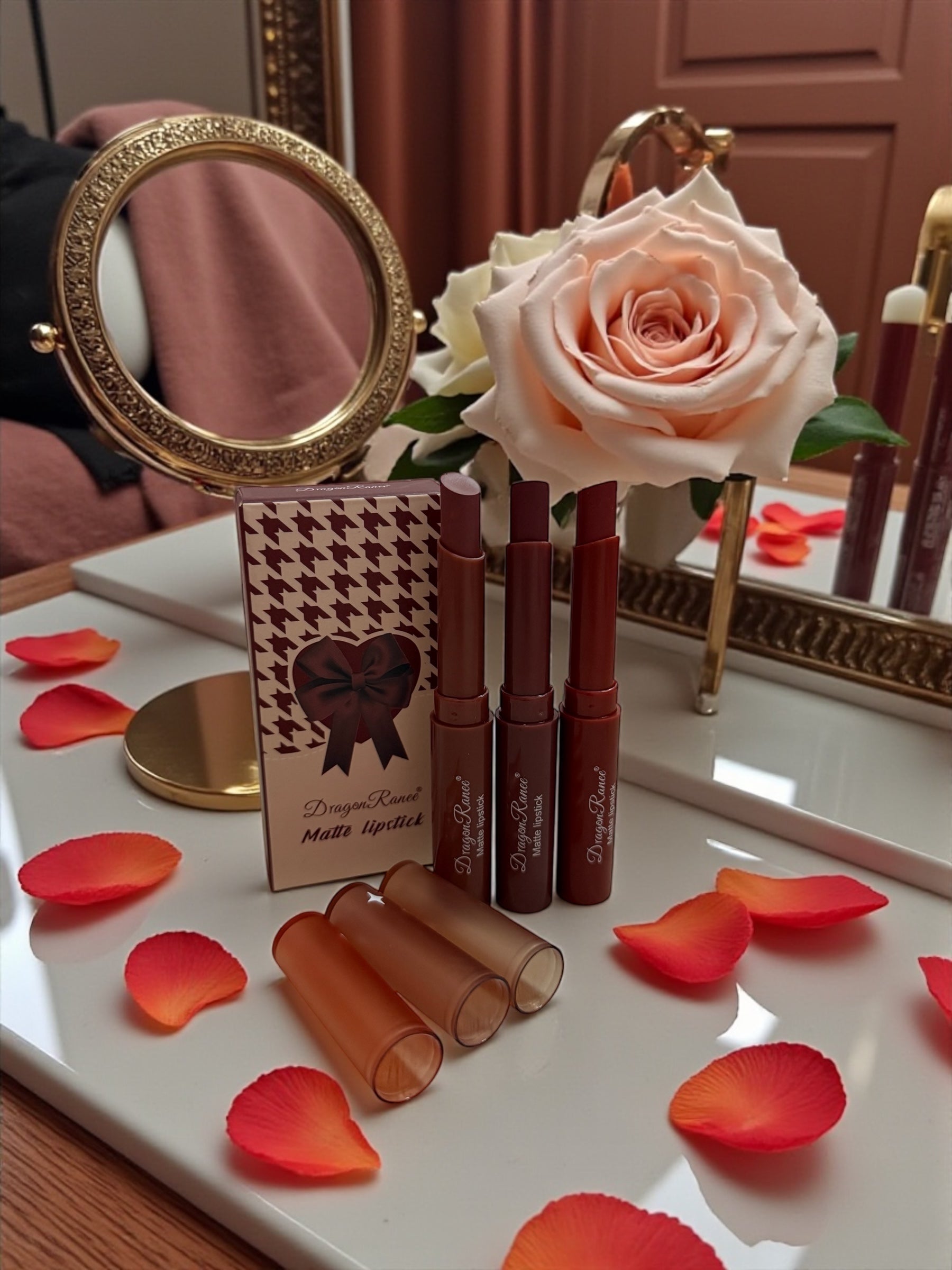 Refe: B labial lipstick retráctil matte súper hermosos tipo fino